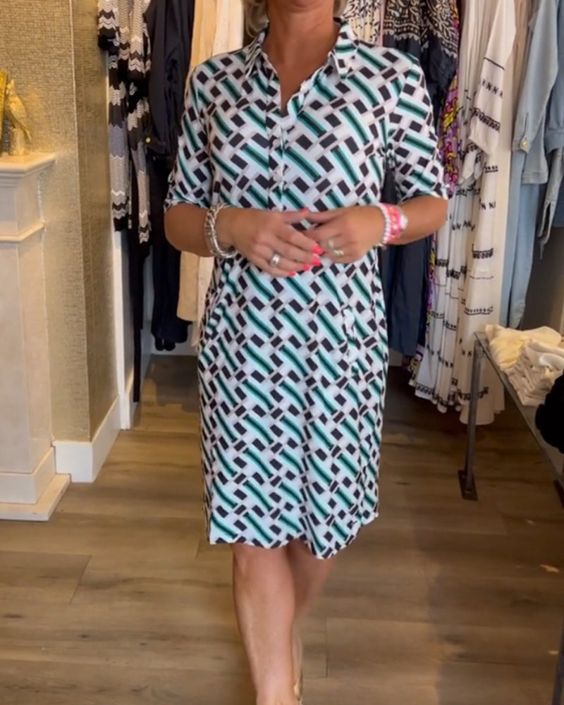 Geometriskt mönstrad klänning med V-ringning