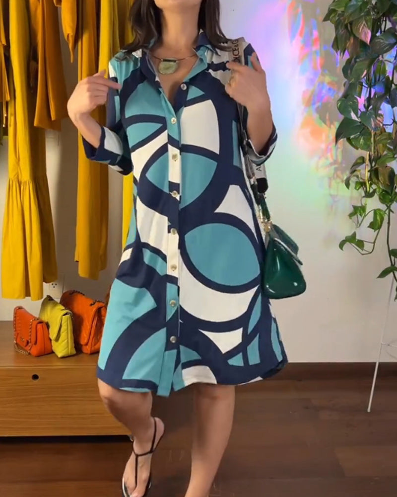 Långarmad mönstrad klänning med knappar