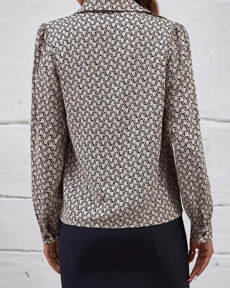 Elegant blus med geometriskt tryck