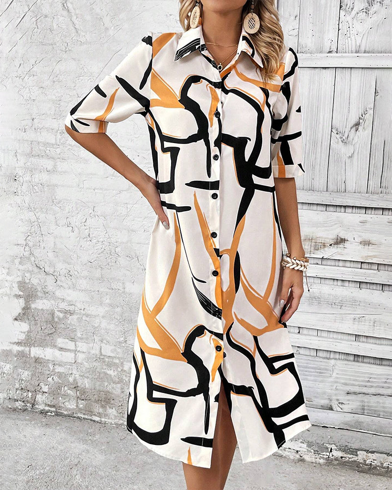 Klänning med tryckt slag och knappar