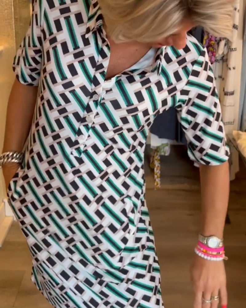 Geometriskt mönstrad klänning med V-ringning