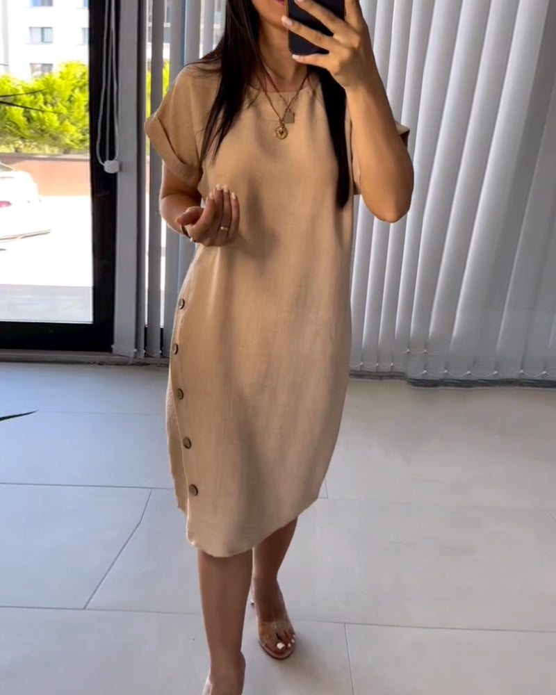 Rundhalsad vardagsklänning med knappar