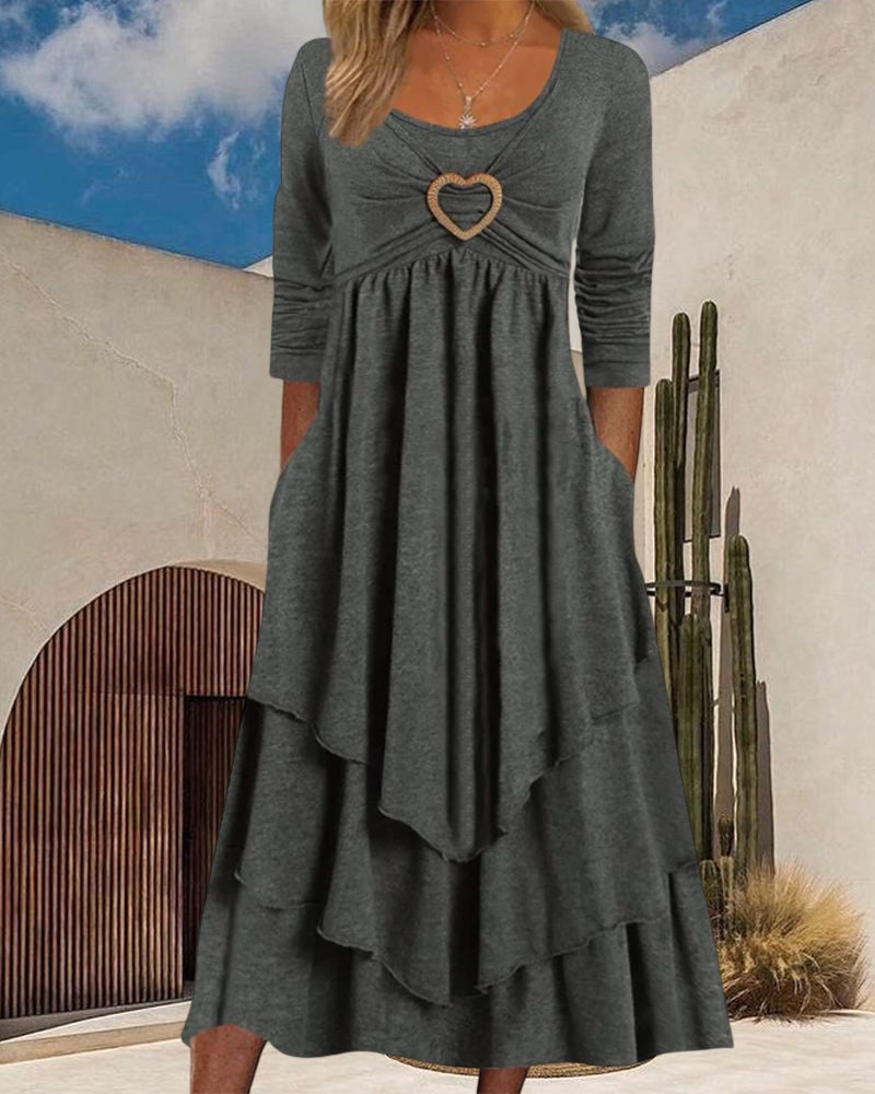 Midiklänning med rund hals och volanger