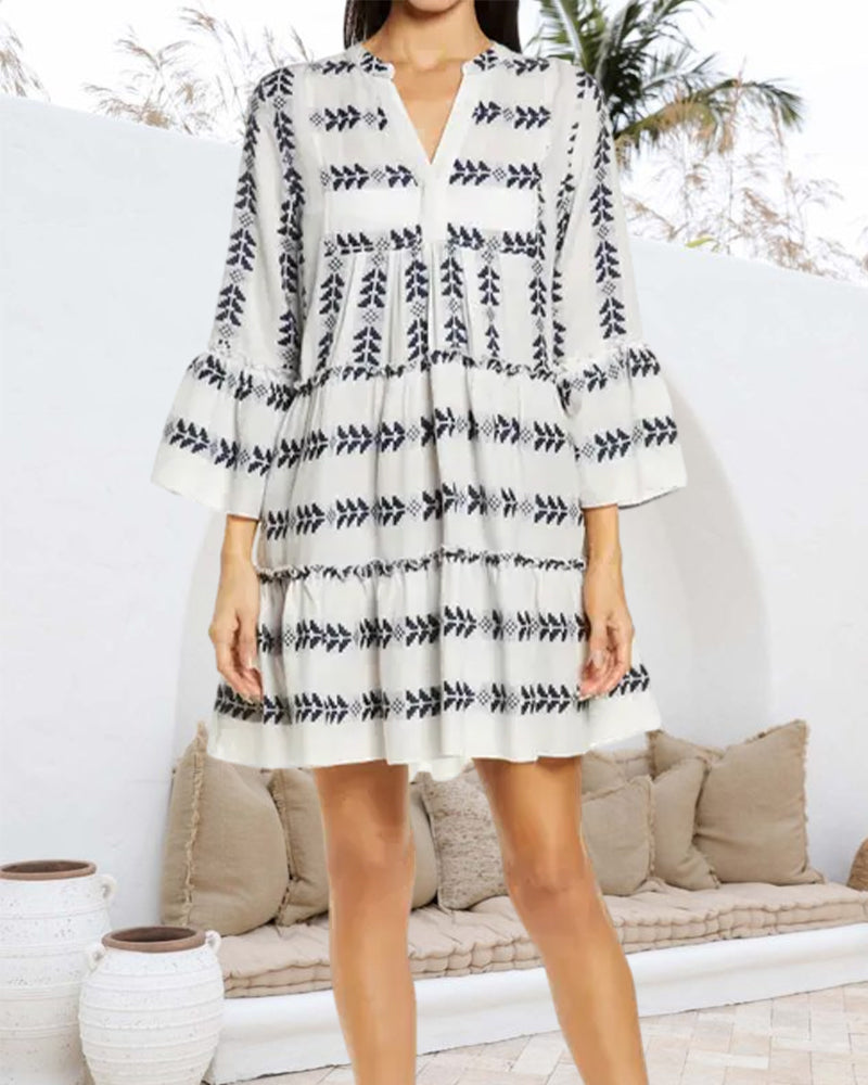 Elegant kort klänning med modetryck