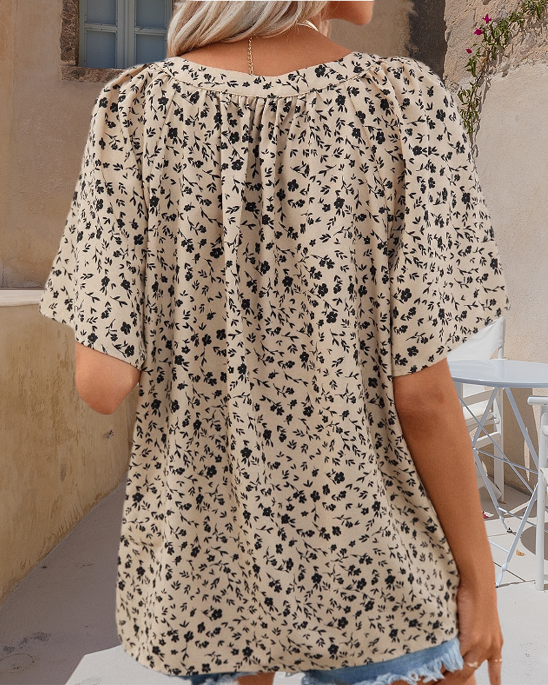 V-ringad blus med blommönster