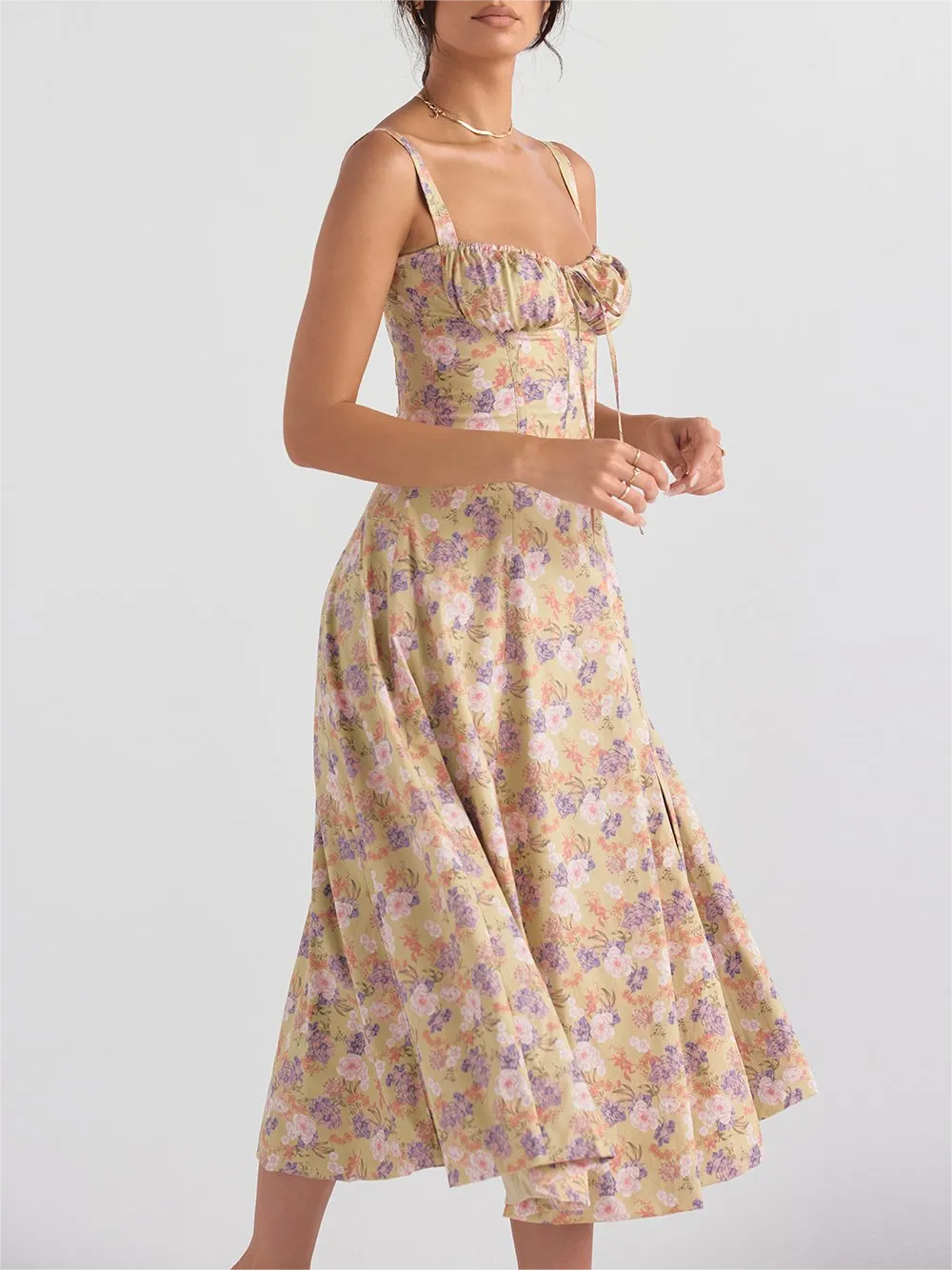 Blommig klänning med bustier som formar midjan