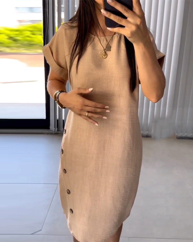 Rundhalsad vardagsklänning med knappar