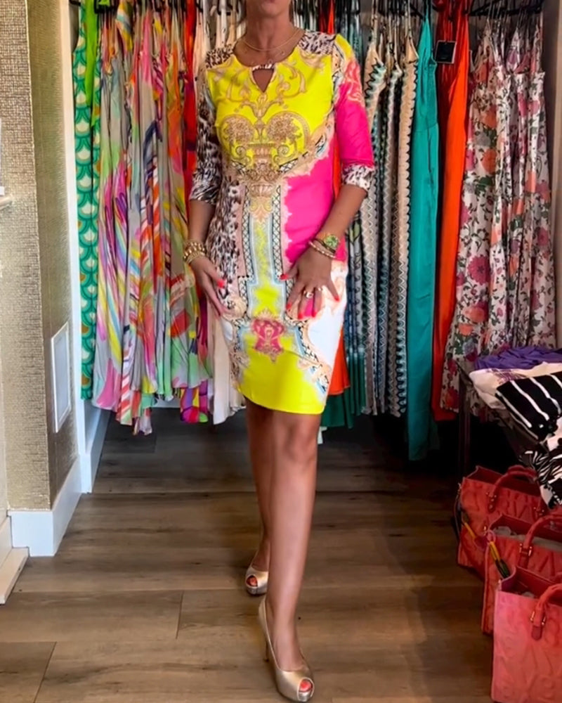 Halvärm utskuren klänning med tryck