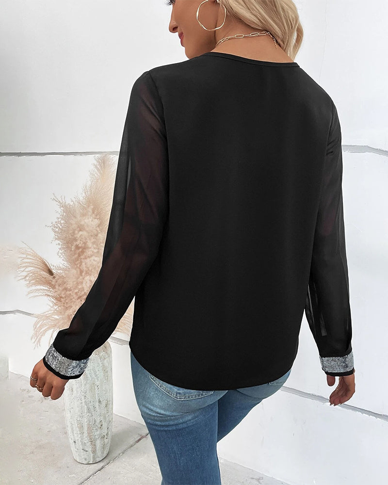 Blus med paljetter och V-ringning