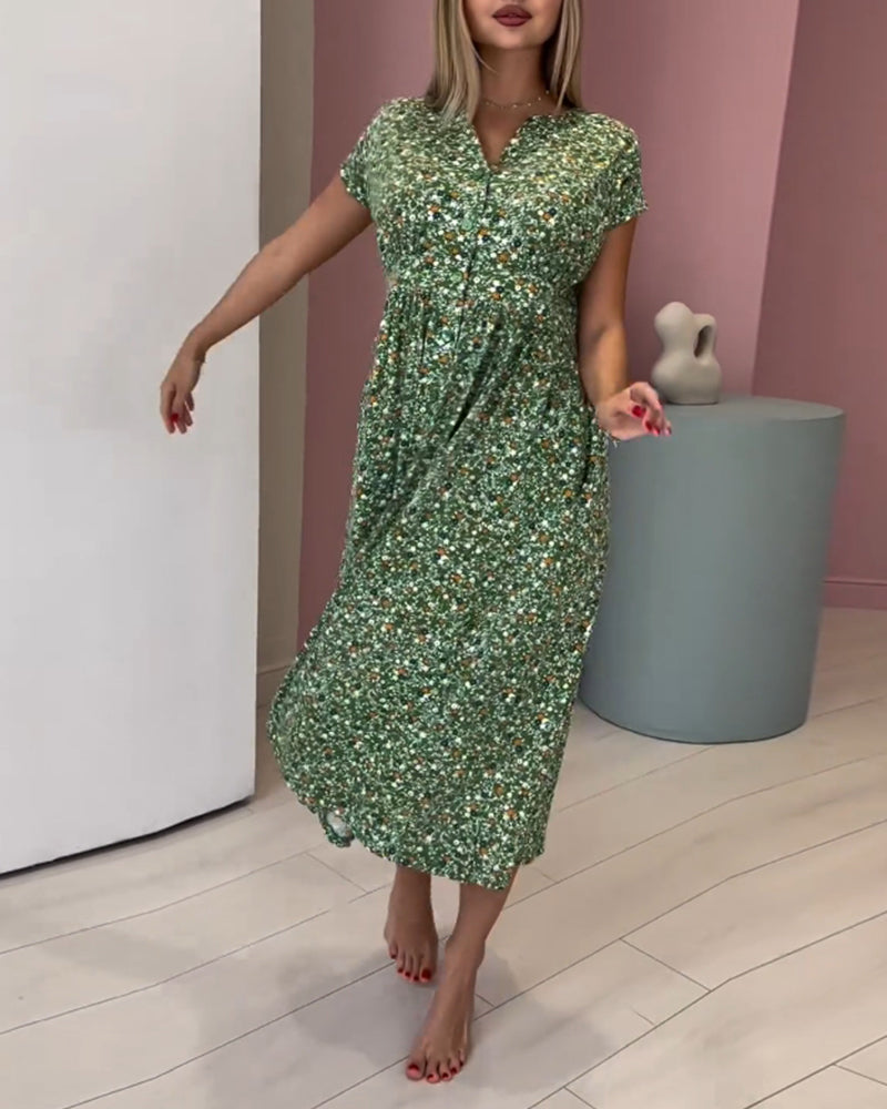 Kortärmad klänning med V-ringning och tryck