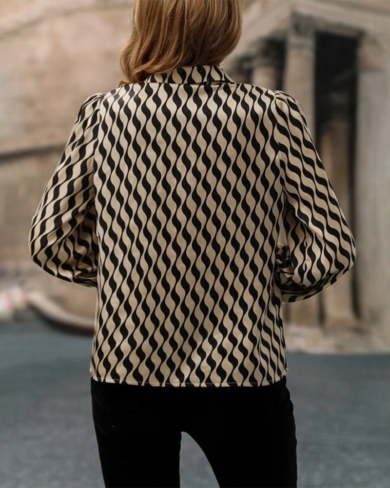 Blus med v-ringning och tryck