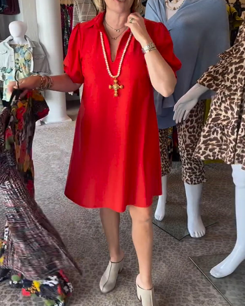 Enfärgad klänning med puffärm