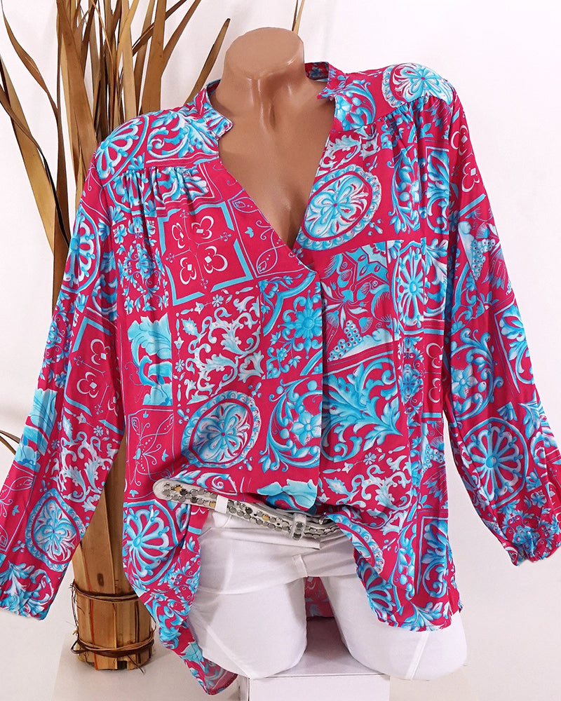 V-ringad avslappnad blus i tryck med lång ärm