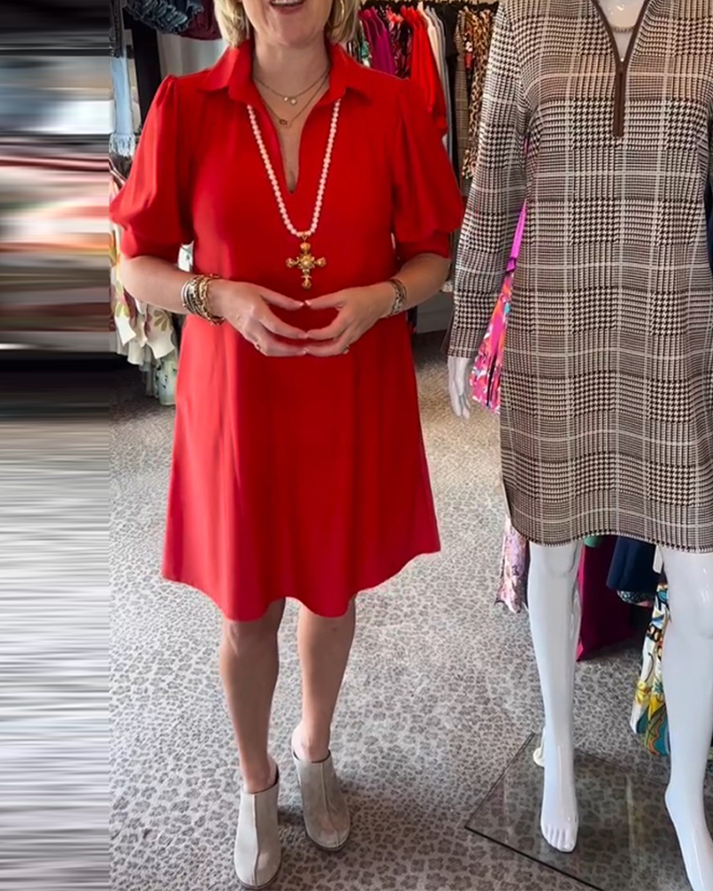 Enfärgad klänning med puffärm