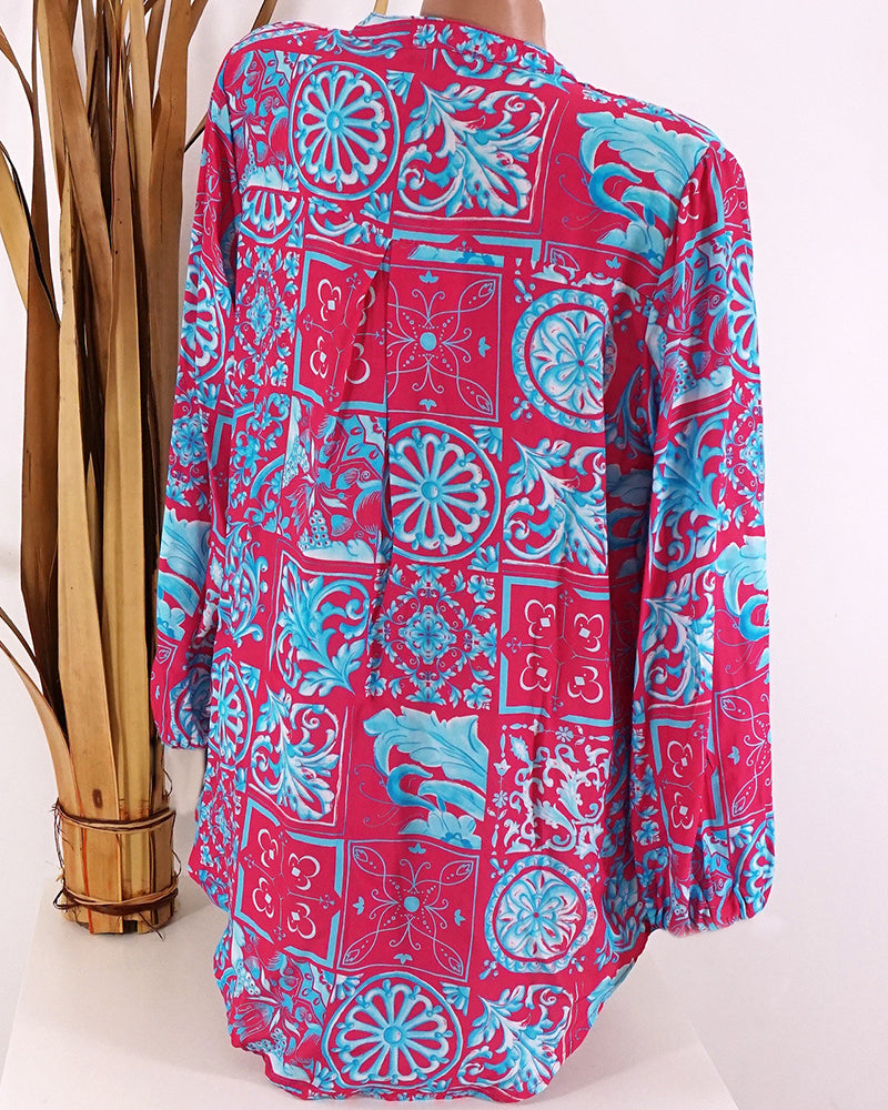 V-ringad avslappnad blus i tryck med lång ärm