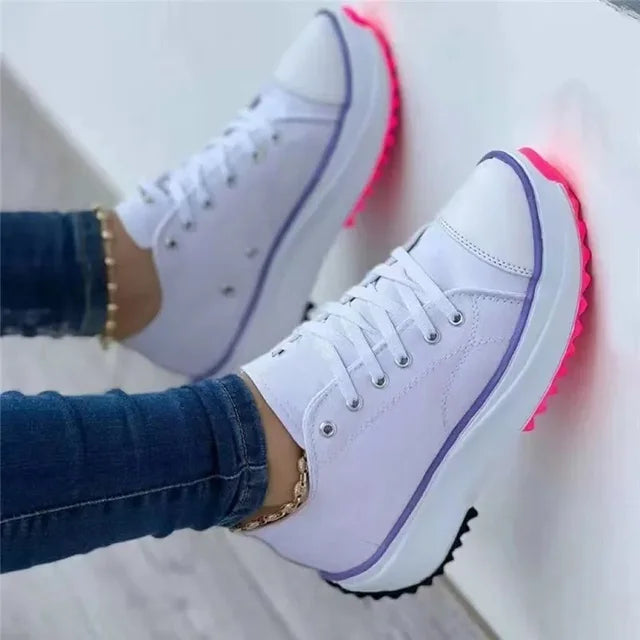 Klassiska vita sneakers i canvas med snörning