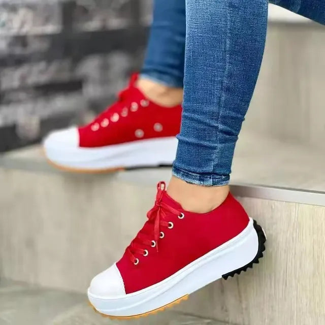 Klassiska vita sneakers i canvas med snörning