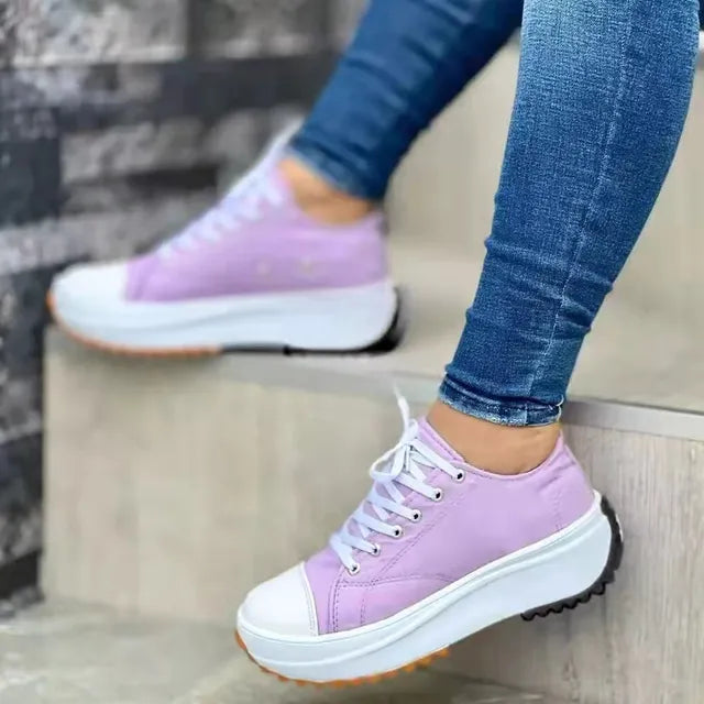 Klassiska vita sneakers i canvas med snörning