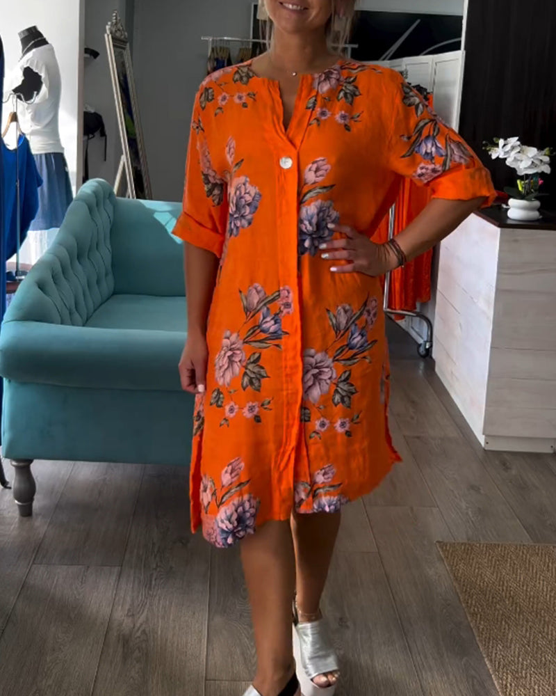 Klänning med knappar och tryckt V-ringning