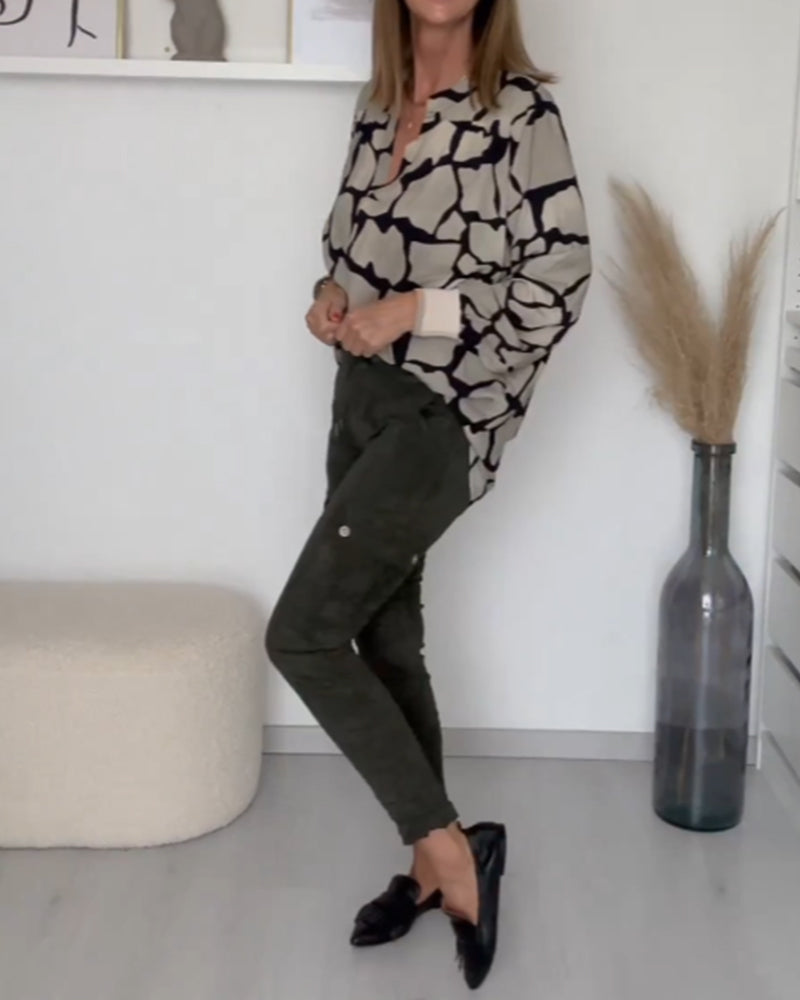 Trendig v halstryckt blus