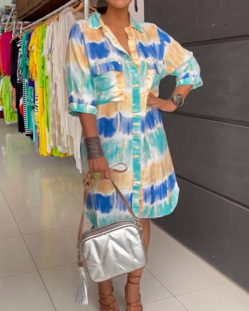 Halvärmad klänning med tryck och knapp