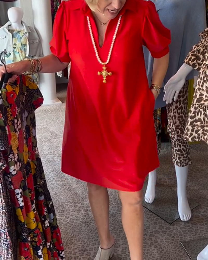 Enfärgad klänning med puffärm