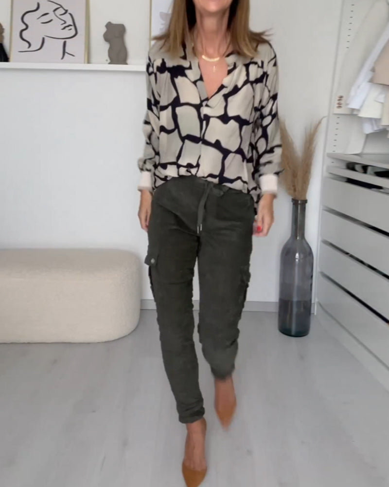 Trendig v halstryckt blus