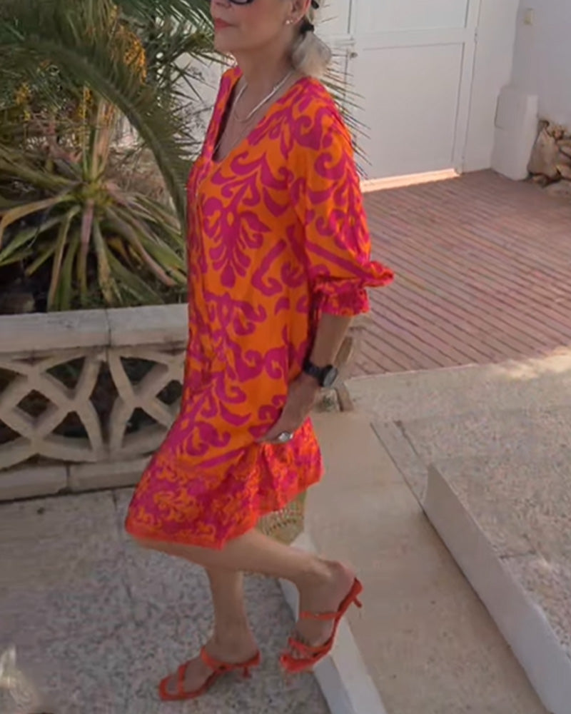 Skiftklänning med tryck och V-ringning