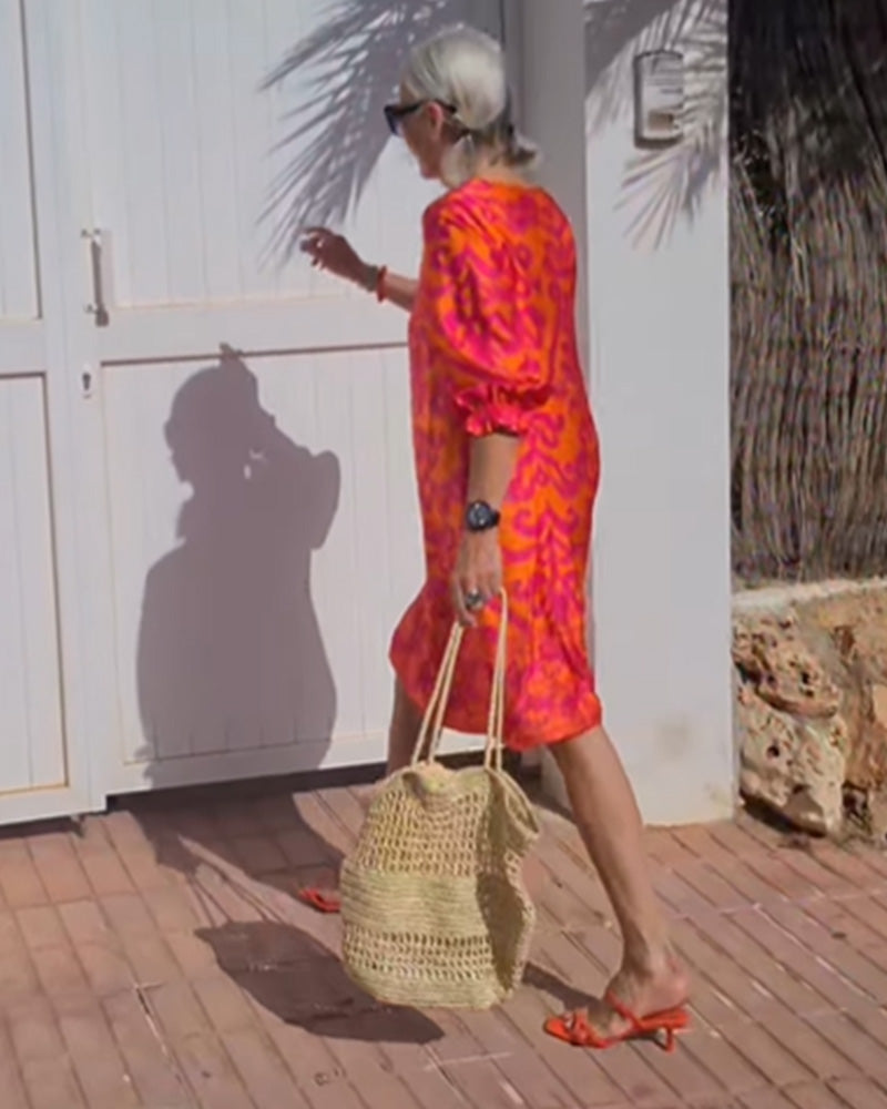 Skiftklänning med tryck och V-ringning