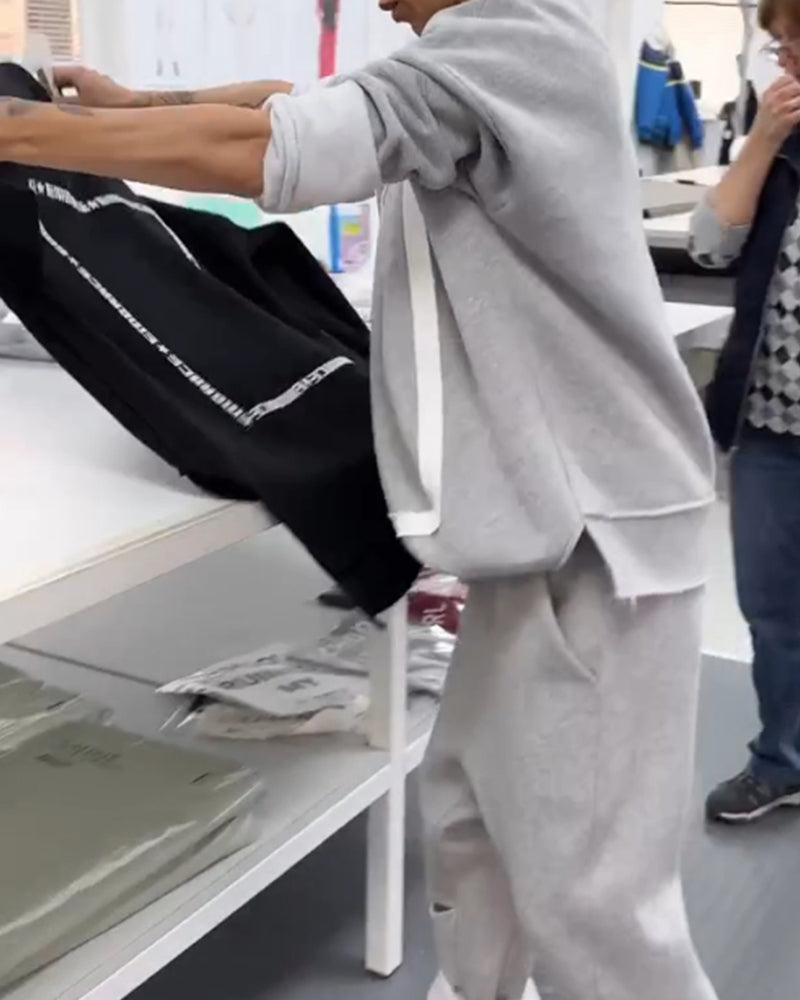 Enkel enfärgad hoodie