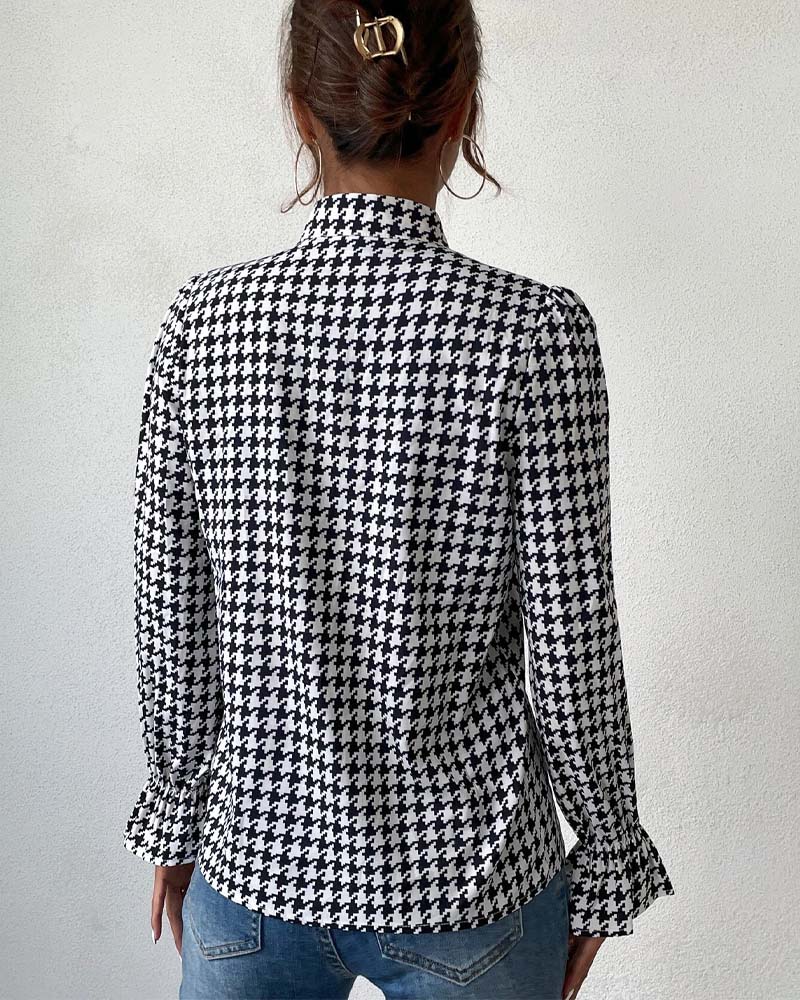 V-ringad houndstooth topp