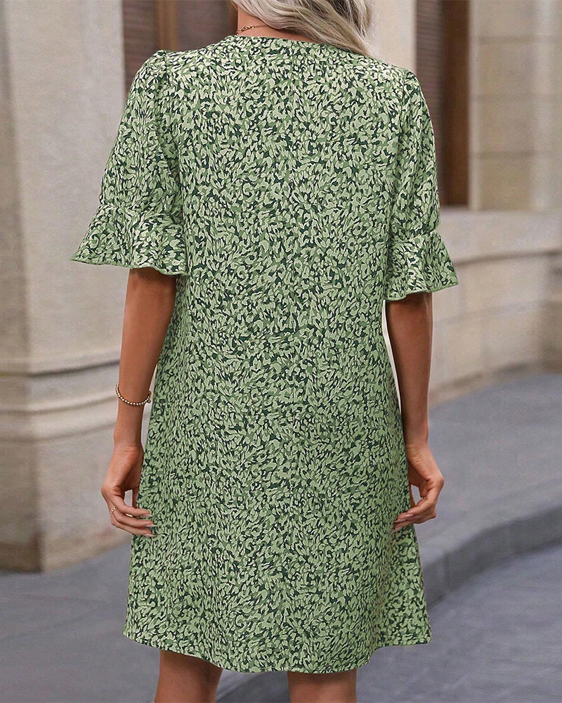 Elegant V-ringad klänning med tryck