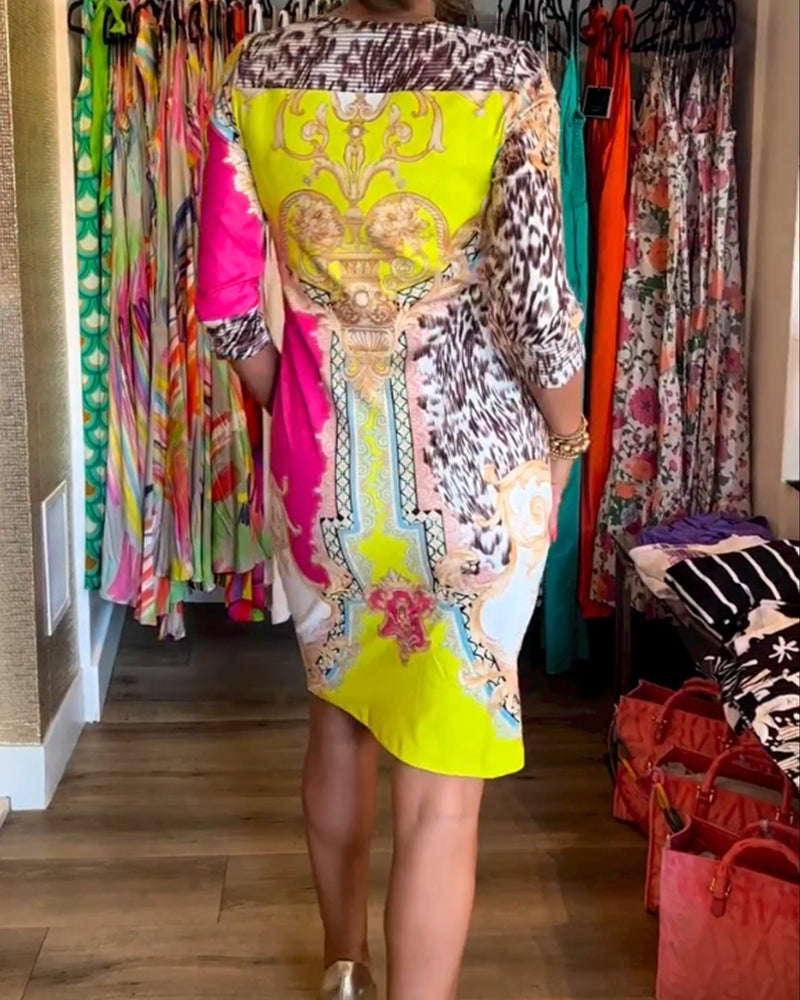 Halvärm utskuren klänning med tryck