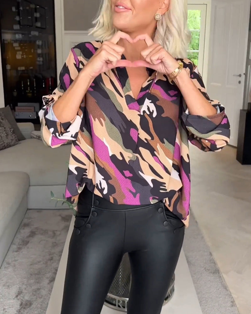 Blus med V-ringning och tie-dye mönster