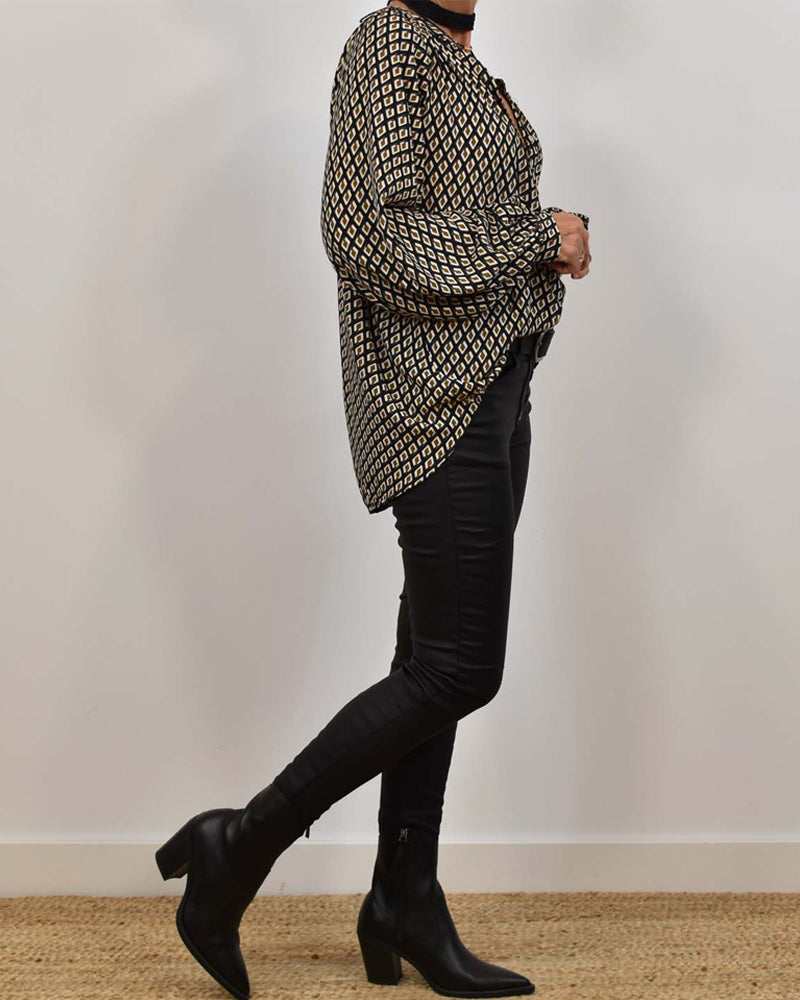 Avslappnad skjorta med geometriskt tryck