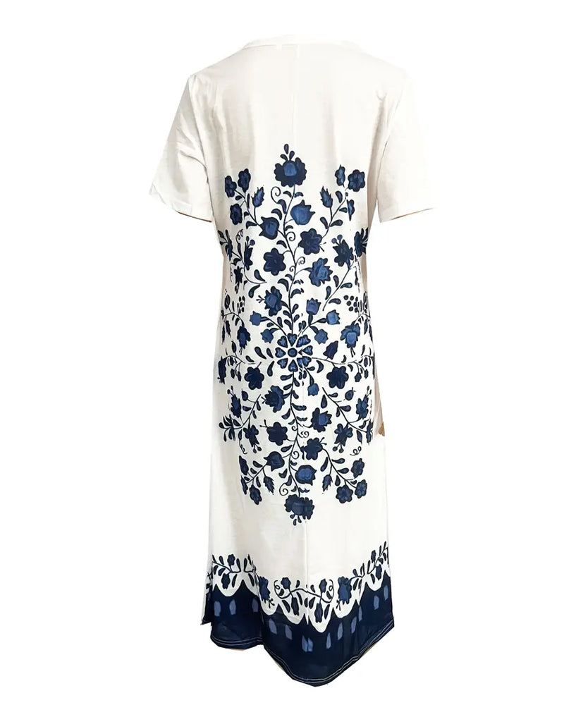 Klänning med korta ärmar och tryck och slits