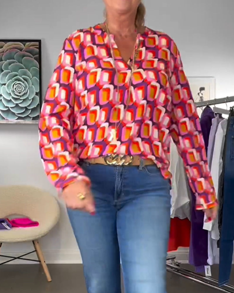 Blus med kontrasterande färger och geometriska mönster