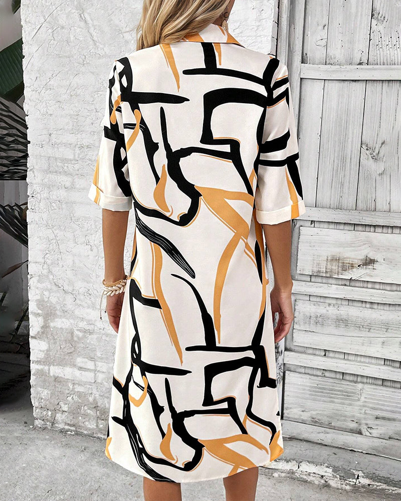 Klänning med tryckt slag och knappar