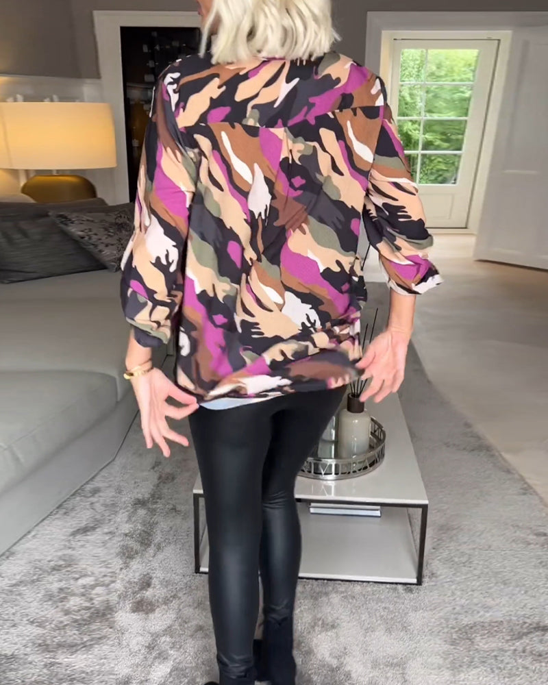 Blus med V-ringning och tie-dye mönster