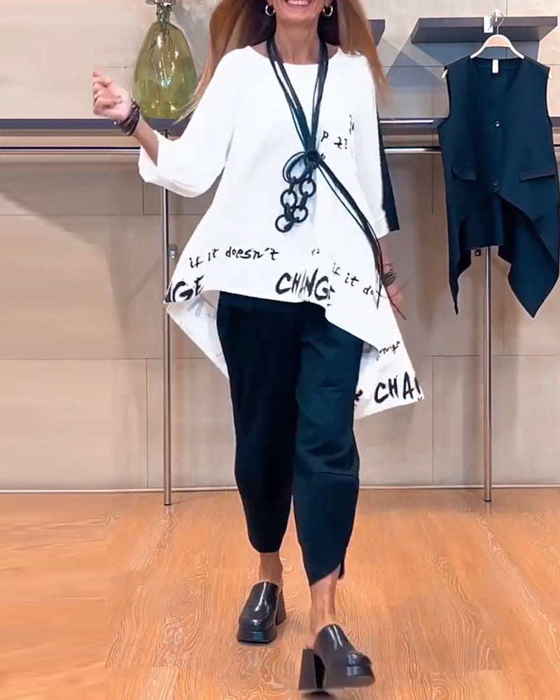 Avslappnad topp med bokstavstryck