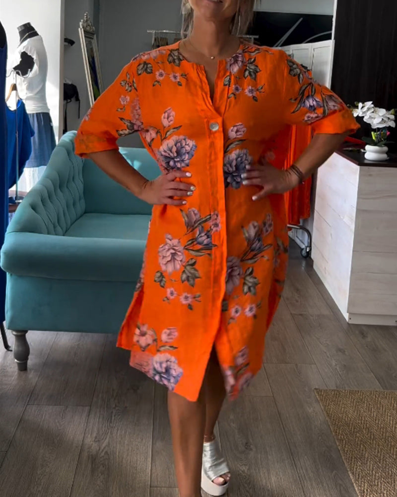 Klänning med knappar och tryckt V-ringning