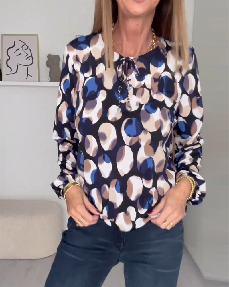 Elegant blus med axelband och tryck