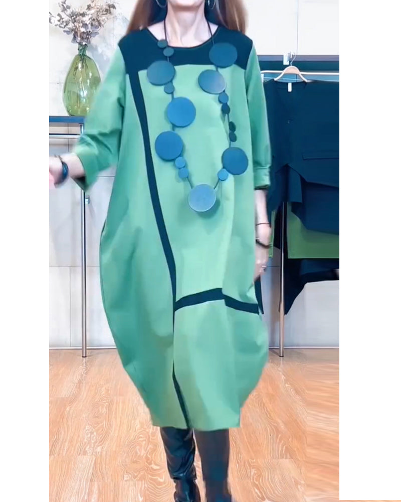 Klänning med vertikala ränder och konststil