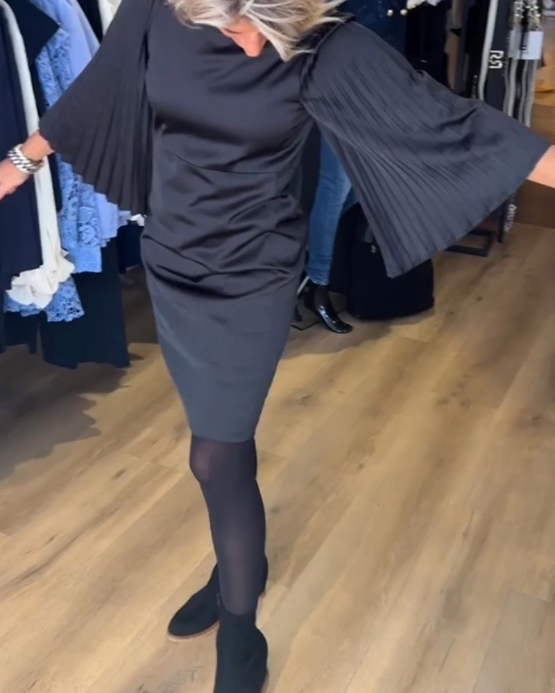 Klänning med klockärmar och rund hals