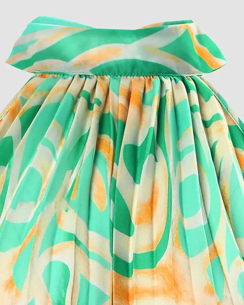 Plisserad klänning med halter neck