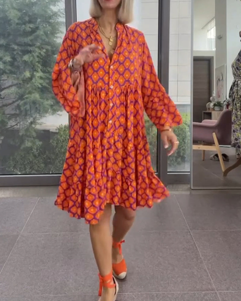 Klänning med V-ringning och elegant stil och tryck