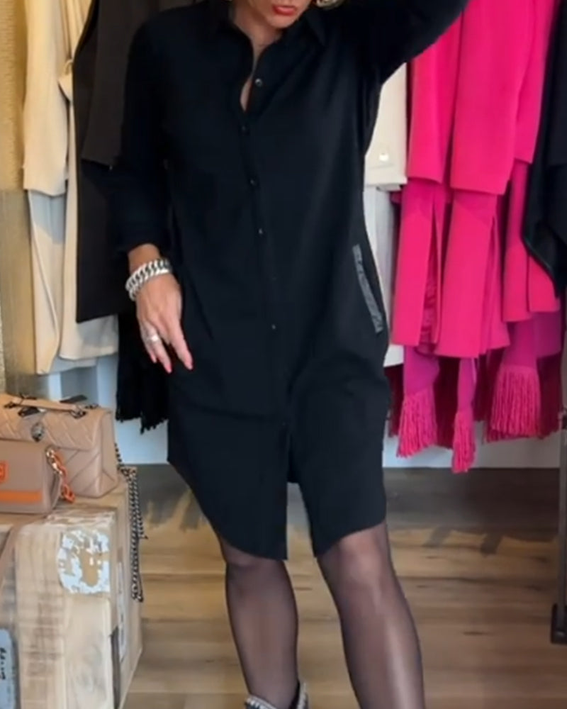 Enfärgad klänning med uppslag