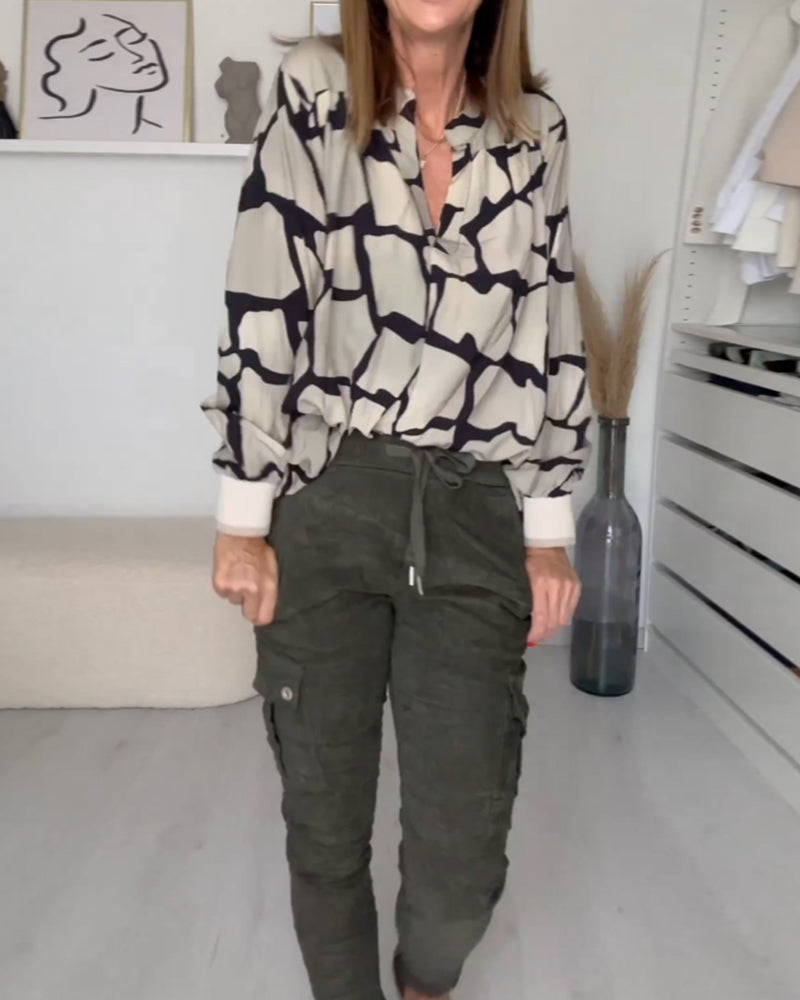 Trendig v halstryckt blus