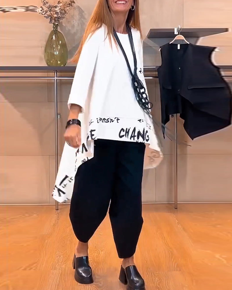 Avslappnad topp med bokstavstryck