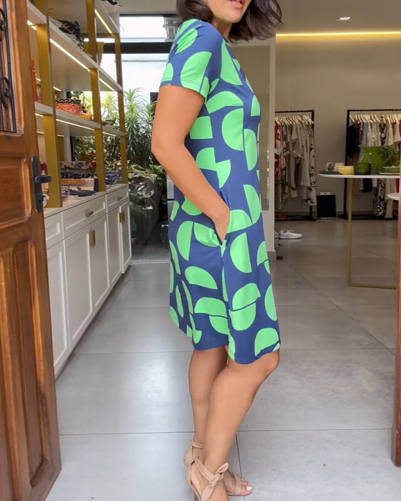 Klänningar med korta ärmar och tryck för en pendlingsstil